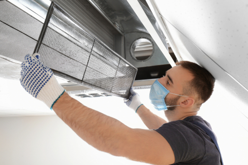 man fixing aircon x500