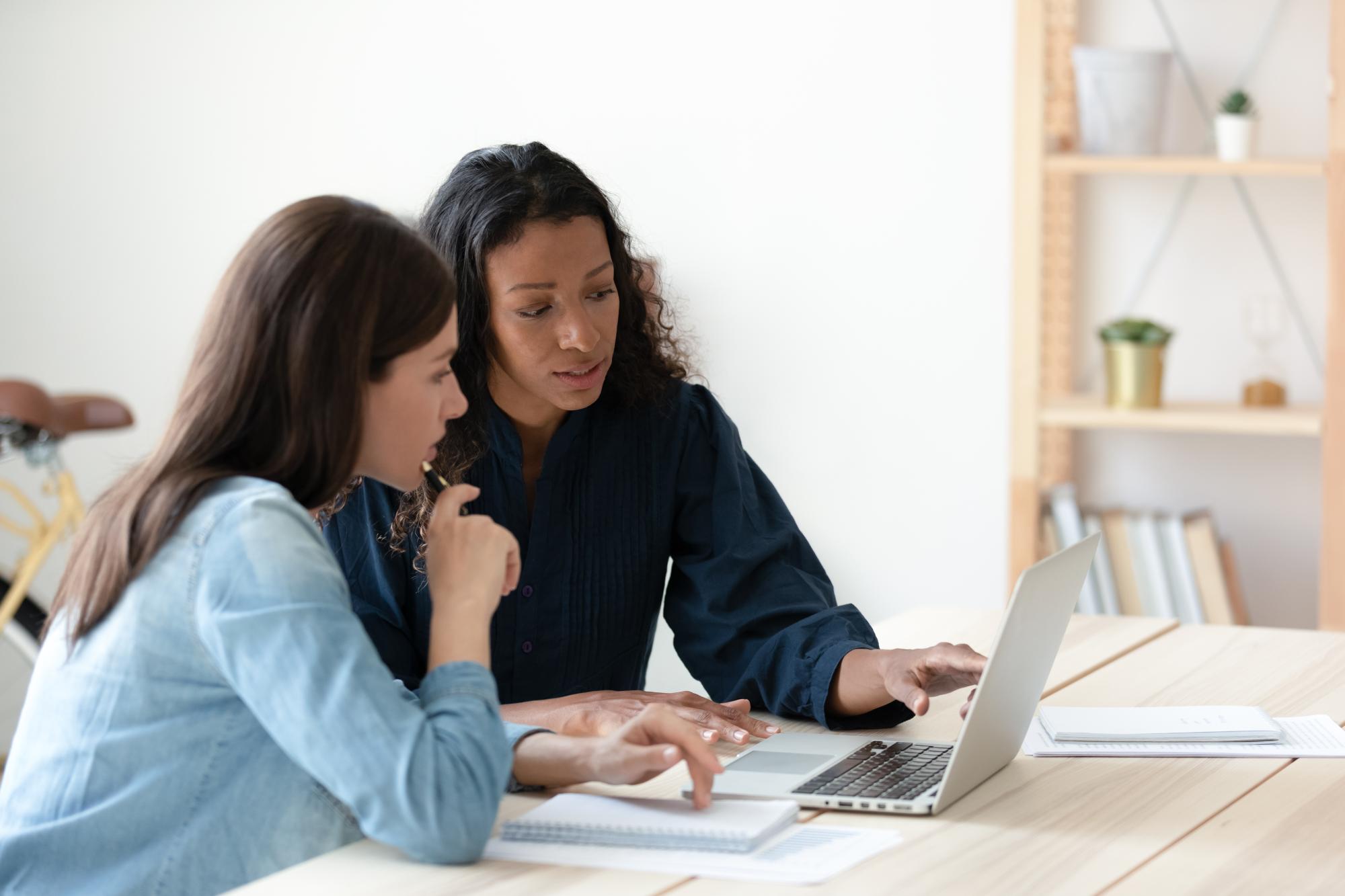 female colleagues working together